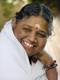 Amma die Liebe in Person in Berlin Amma umarmt Berlin